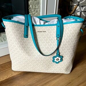 Michael Kors Tote Bag with matching wallet and card holder.